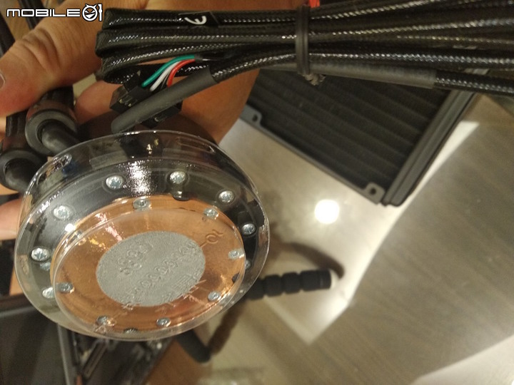 真勇者開箱TT Floe DX RGB 360一體式水冷散熱器
