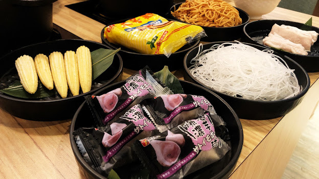 台中北屯 天童本湯鍋物，CP超人氣海鮮總匯鍋 568元 吃遍L1天使紅蝦、藍蝦、火山湖小龍蝦 等高檔食材。