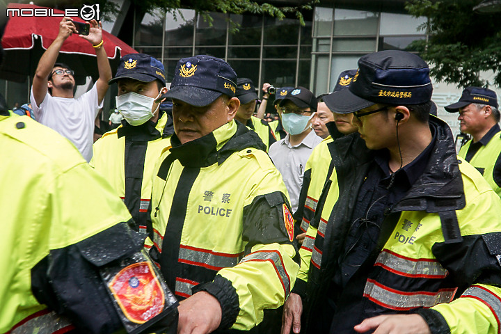 【採訪】騎士也要有安全的路！台灣機車路權促進會起義包圍公路總局抗議！