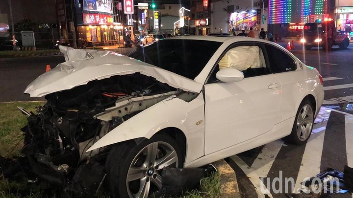 BMW與三菱相撞3人受傷車頭全毀、安全氣囊爆開