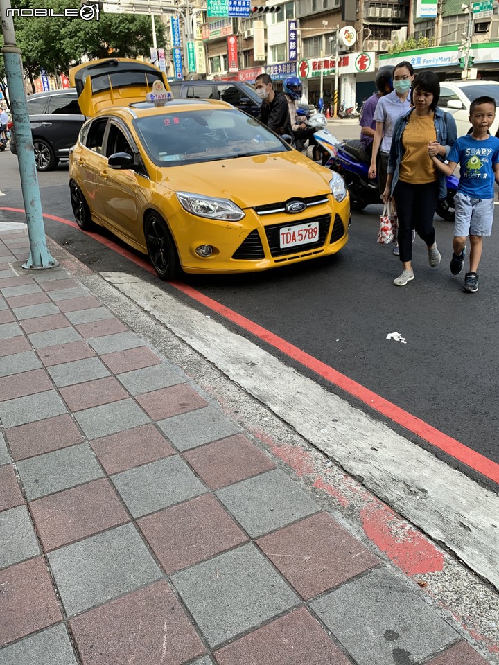 怕被檢舉怎麼辦? 打開後車廂就好了嘛~