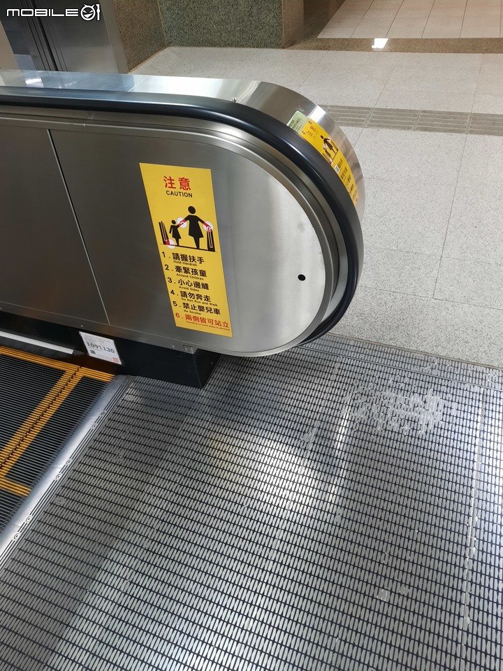搭乘高雄捷運電扶梯是否要靠右站?捷運公司立場已經很明確!