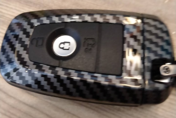 買車買了快一年了，剛剛業務傳來送我鑰匙殼的照片...