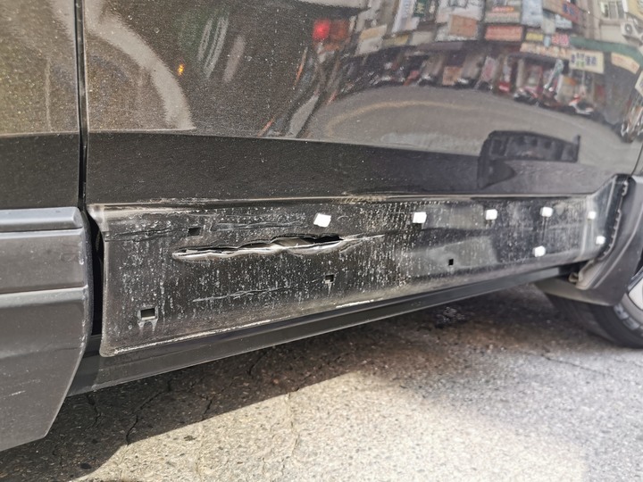 不小心把車開破了