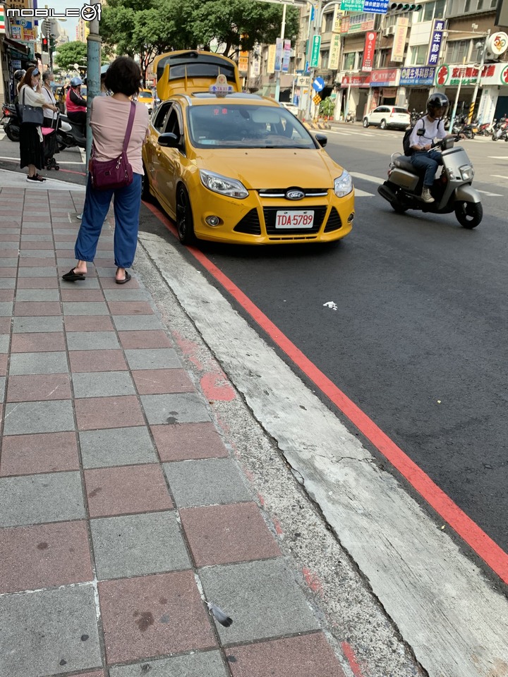 怕被檢舉怎麼辦? 打開後車廂就好了嘛~