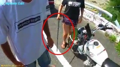 行車糾紛互尬…女爆氣「甩這根」超兇!網驚:拿出姊夫了