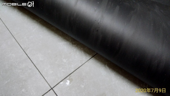 請問新房屋地板磁磚縫出現水氣, 請問是什麼原因? - 一位台中大雅建商蓋的新房問題