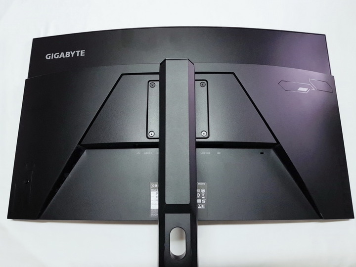 GIGABYTE G32QC 165Hz 曲面電競螢幕!天下武功,唯快不破!
