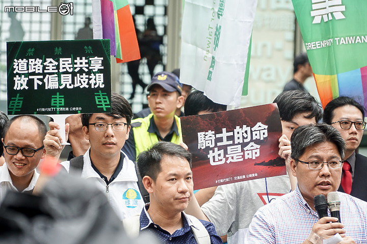 【採訪】騎士也要有安全的路！台灣機車路權促進會起義包圍公路總局抗議！