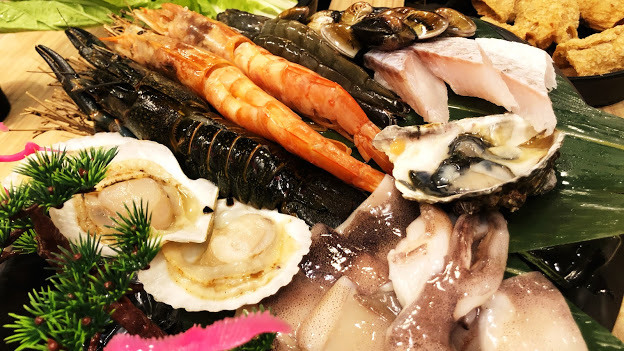 台中北屯 天童本湯鍋物，CP超人氣海鮮總匯鍋 568元 吃遍L1天使紅蝦、藍蝦、火山湖小龍蝦 等高檔食材。