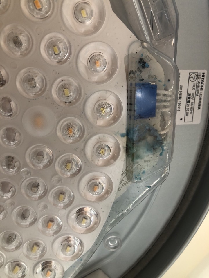 吸頂燈裡面竟然有水
