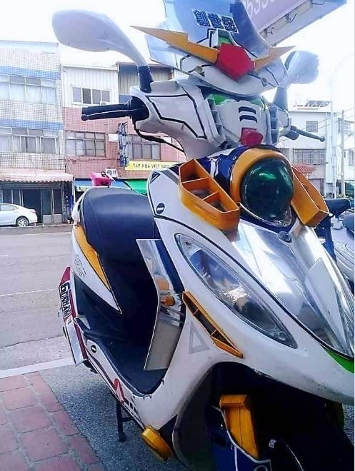 飛翼零式鋼彈機車現蹤!她笑:騎了馬上變威風