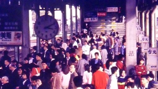 老照片故事/34年前台北車站這樣擠月台 竟然有陽光
