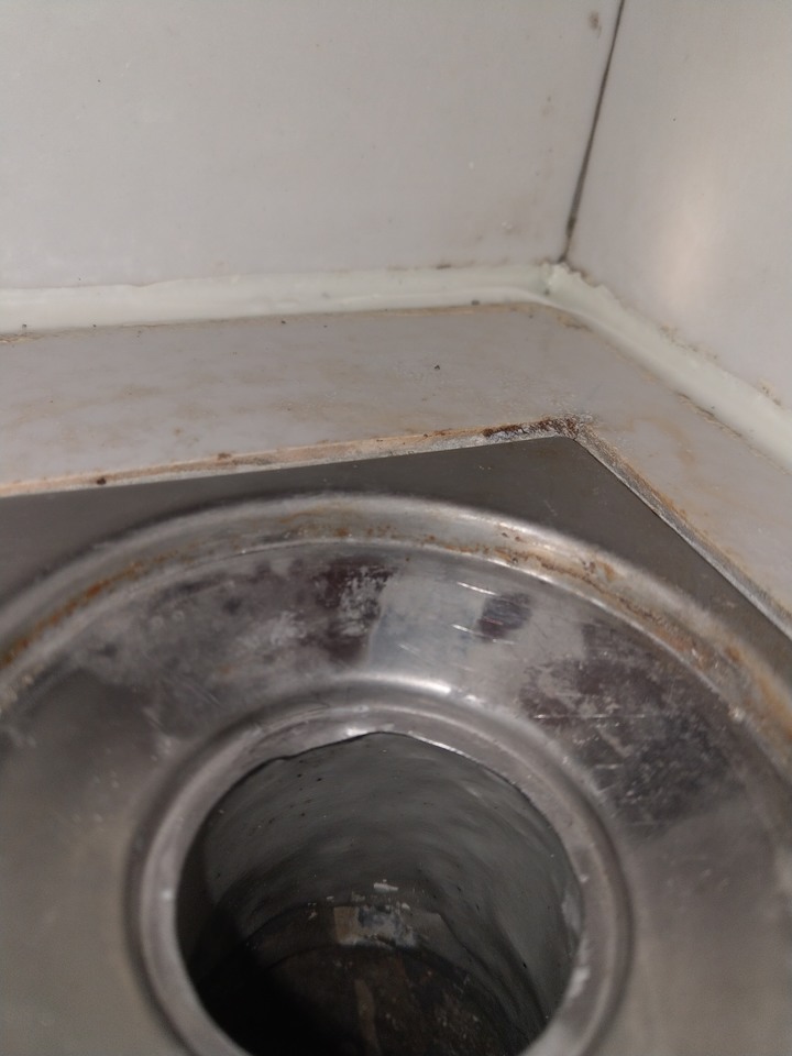 浴室落水頭與排水管沒有完整包好該如何改善呢