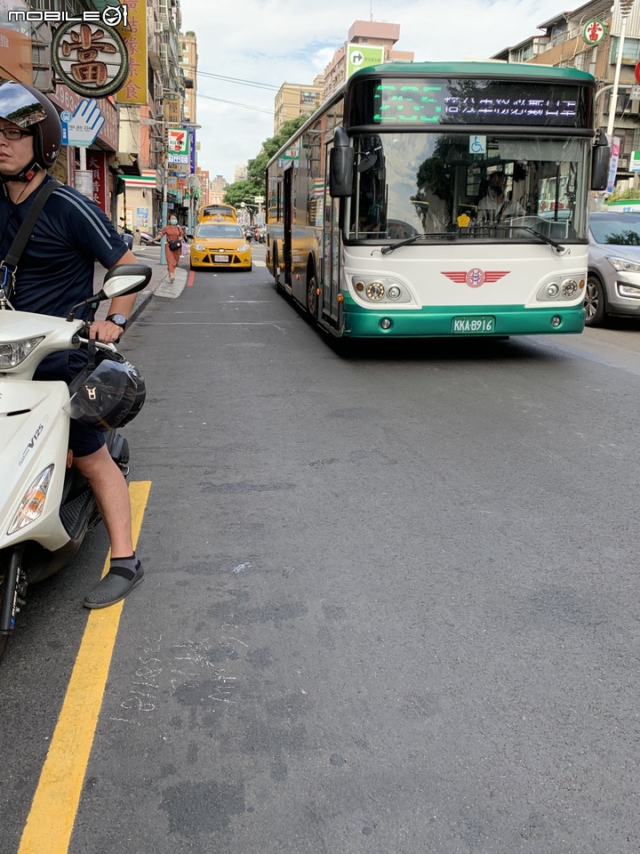 怕被檢舉怎麼辦? 打開後車廂就好了嘛~