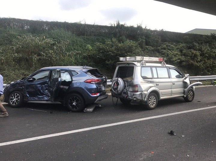 影／疑未注意路況 聯結車國一43K連撞5輛車！