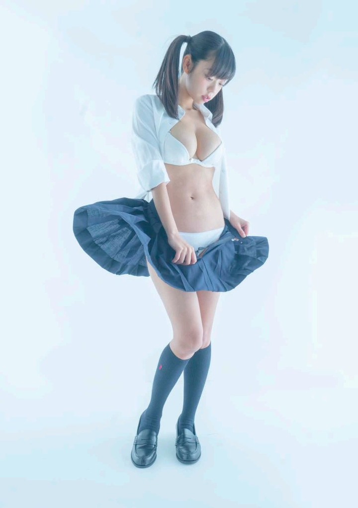 櫻花妹挑戰穿脫衣對比曬內在美 極小比基尼只夠遮點