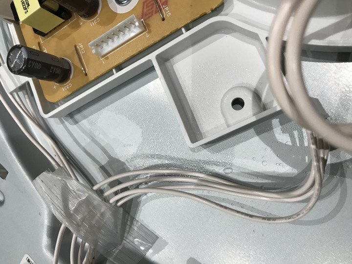 吸頂燈裡面竟然有水