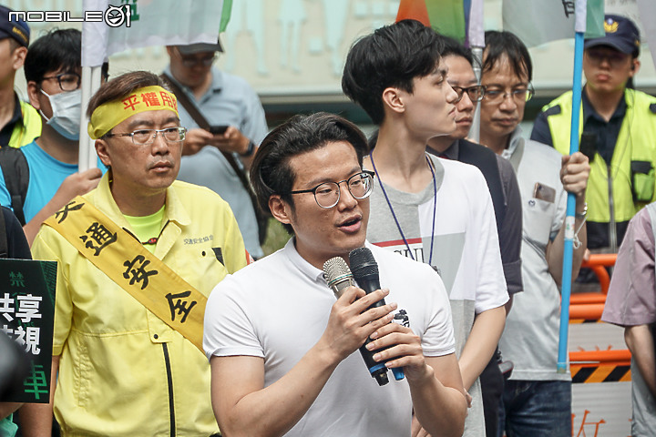 【採訪】騎士也要有安全的路！台灣機車路權促進會起義包圍公路總局抗議！