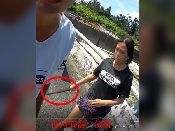 行車糾紛互尬…女爆氣「甩這根」超兇!網驚:拿出姊夫了