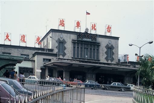 老照片故事/34年前台北車站這樣擠月台 竟然有陽光
