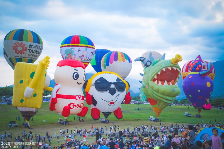 【台東鹿野│景點】台東2020年國際熱氣球嘉年華,附上交通攻略,10週年28顆造型球輪番上陣,每日兩場繫留體驗,還有光雕秀