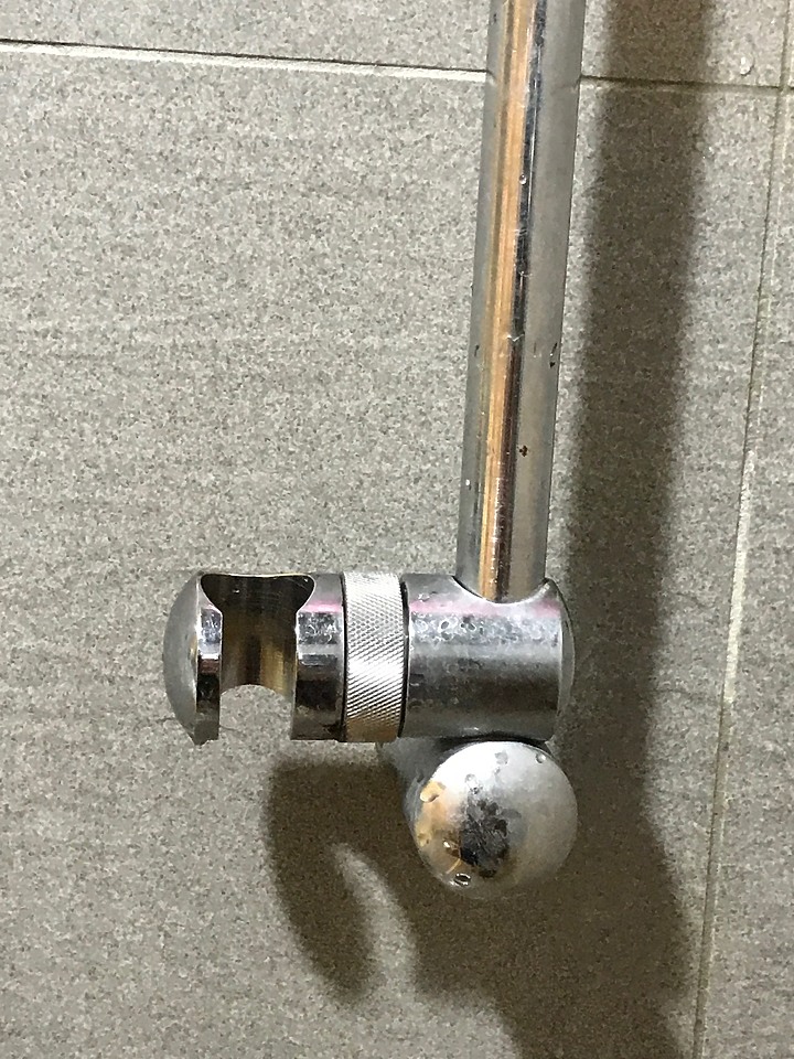 請問浴室這個五金部件?