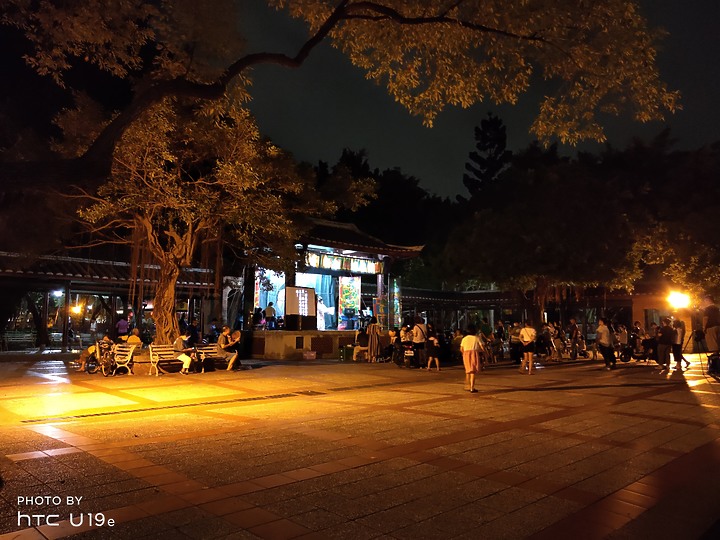 HTC U19e跟Desire 20 pro夜拍比較