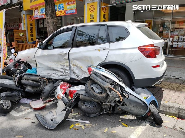 新／高雄女開BMW連撞…刷一排機車全倒！20車主慘兮兮