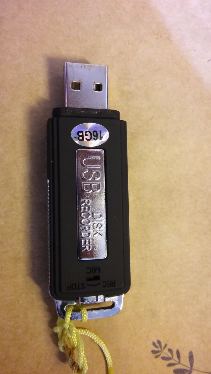 推薦 防水 又 持久 ( 10小時以上 ) 的 錄音筆 ; 我的錄音筆 ( 也是隨身碟 ) 插在電腦上 燒掉了