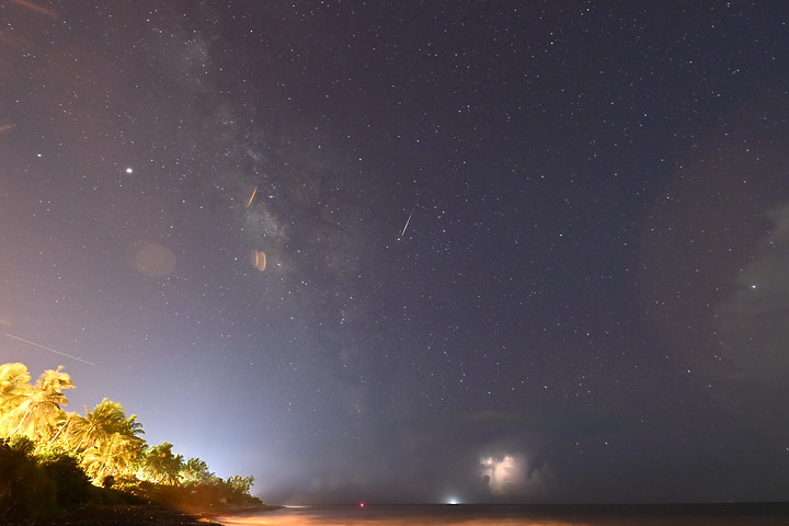 點我看大圖 英仙座流星雨(50秒內3顆)+銀河+閃電+夜間火砲,屏鵝公路海邊的晚上真是好熱鬧。
