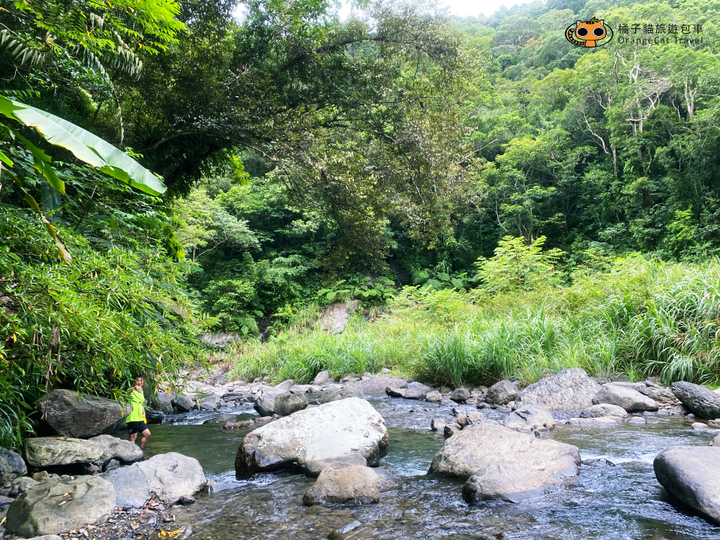 新北烏來入門溯溪|加九寮溪跳水、天然滑水道!