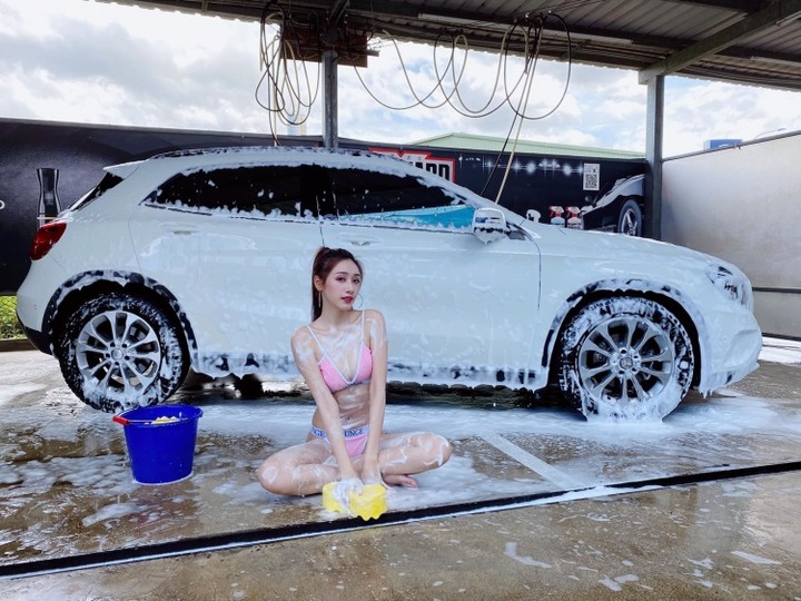 啥咪。這是真的嗎.新竹自助洗車 竟然有比基尼洗車服務！