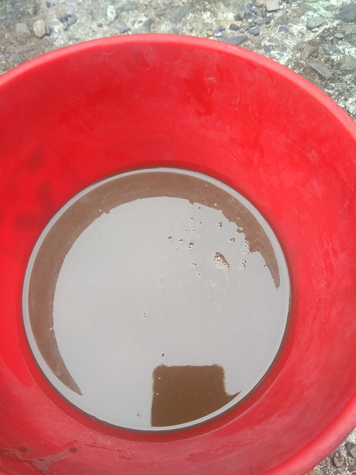半年多齒輪箱進水變咖啡牛奶 換了五次機油才乾淨