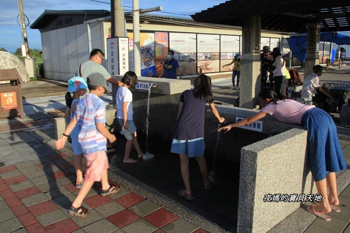 井仔腳瓦盤鹽田|體驗鹽田水車汲水、親自踩在鹽田裡刮鹽、挑鹽,欣賞日落倒影美景