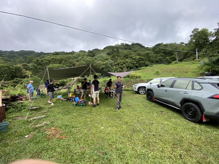 一群老皮車友秘境烤雞吃喝打屁