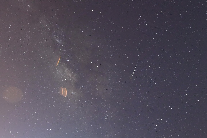 點我看大圖 英仙座流星雨(50秒內3顆)+銀河+閃電+夜間火砲,屏鵝公路海邊的晚上真是好熱鬧。