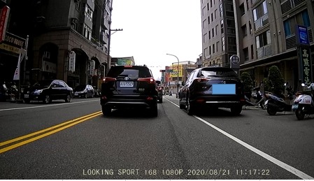 請問這樣算路邊併排停車違規嗎