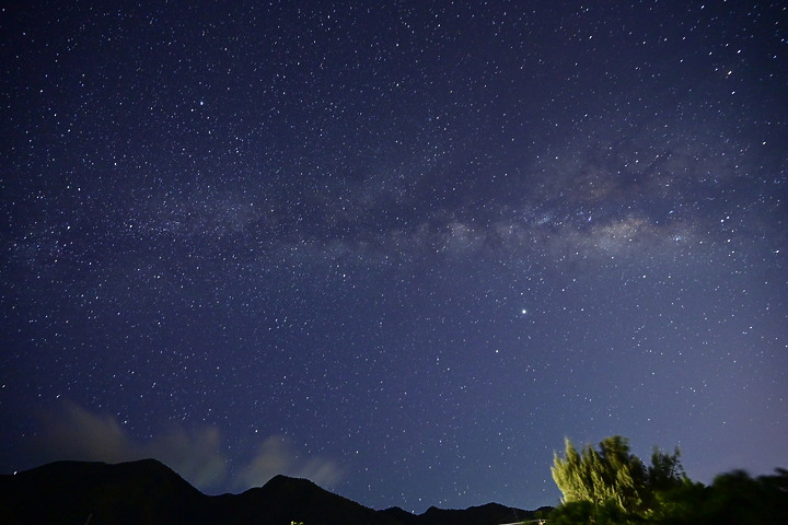 點我看大圖 英仙座流星雨(50秒內3顆)+銀河+閃電+夜間火砲,屏鵝公路海邊的晚上真是好熱鬧。