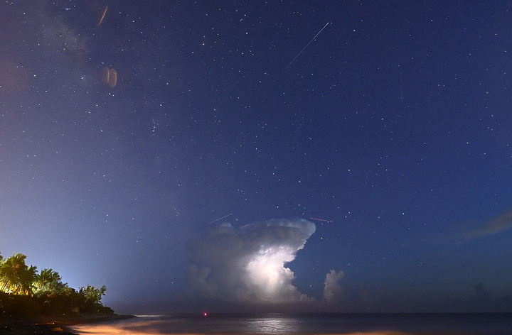 點我看大圖 英仙座流星雨(50秒內3顆)+銀河+閃電+夜間火砲,屏鵝公路海邊的晚上真是好熱鬧。
