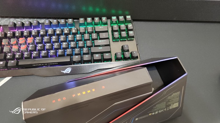 ROG Phone 3 目前世界上最專業的遊戲手機(簡單開箱)