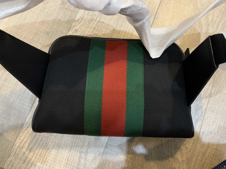「開箱」GUCCI黑色帶綠紅側背包 & 黑色logo Tee