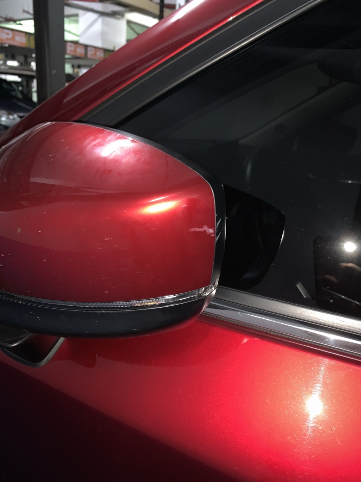 mazda 5不知道被什麼刮到