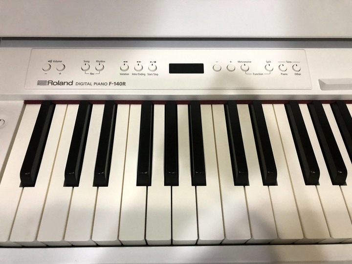 初學者最值得推薦的電鋼琴-Roland F-140R