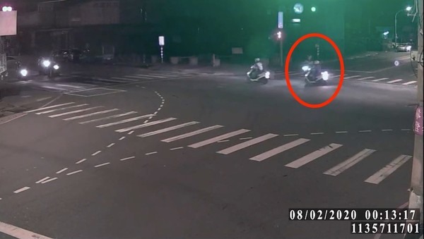[有影片] 立志當警察！新北21歲警遭「無照屁孩」撞摔恐成植物人父母心碎痛哭