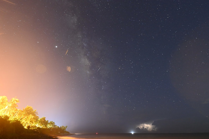 點我看大圖 英仙座流星雨(50秒內3顆)+銀河+閃電+夜間火砲,屏鵝公路海邊的晚上真是好熱鬧。