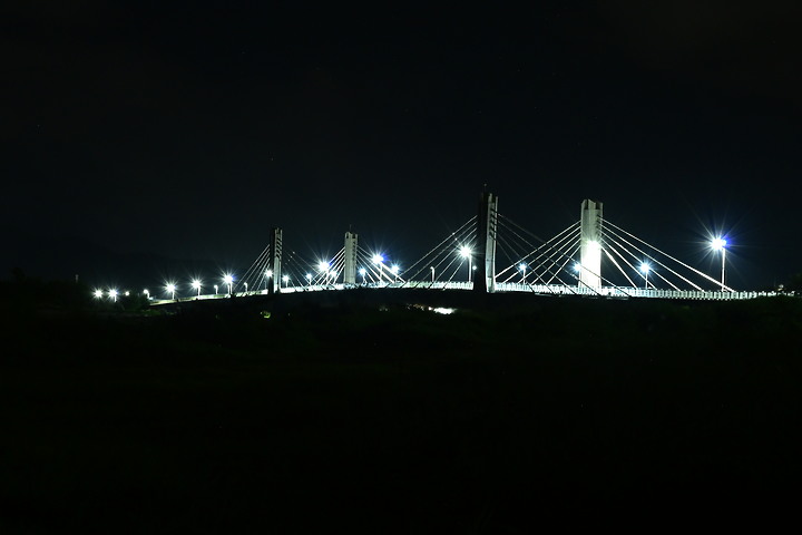 Nikon Z 24-200mm f/4-6.3加在Z6的開箱：車城龜山大橋及獅子鄉內獅國小前海邊銀河照。