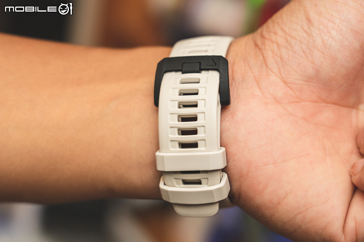 Garmin Instinct X EVA 聯名錶款開箱襲來！機體配色與帥氣的收藏盒都是亮點！