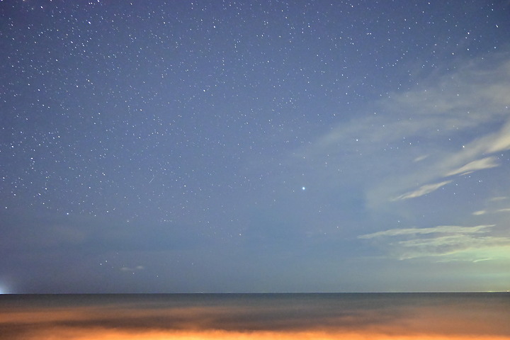 點我看大圖 英仙座流星雨(50秒內3顆)+銀河+閃電+夜間火砲,屏鵝公路海邊的晚上真是好熱鬧。