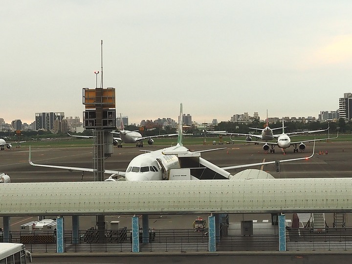 【小惡魔振興券】從高雄國際機場到澎湖機場 — 老狗的夏天「偽出國」行旅 — Day 1-1 啟程